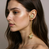 Boucles d'Oreilles Pendantes Lune Zirconiums (Doré) porté