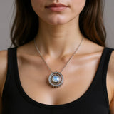 Collier Pierre de Lune Étoile Rotative porté