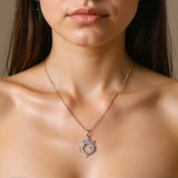 Collier Croissant de Lune Licorne Argenté porté