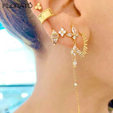 Boucle d'oreille lune à chaîne dorée