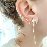 Boucle d'oreille lune à chaîne dorée