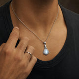 Collier pendentif vintage pierre blanche porté