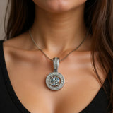 Collier pendentif cœur couleur argent porté