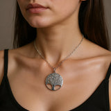 Collier Arbre de Vie Rond couleur argent porté