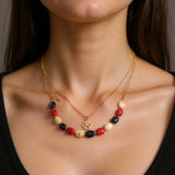 Collier ras du cou perles marbrées porté
