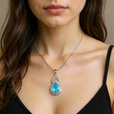 Ensemble collier goutte d'eau bleue argent porté