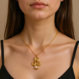 Collier Lune Perles finition dorée porté