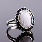 bauge pierre de lune avec des fleurs noires