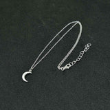 collier avec une lune en argent