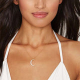 collier croissant lune fin et lumineux