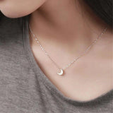 collier demi lune argenté et minimaliste
