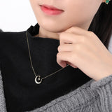 collier demi-lune avec croix or brillante