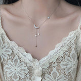 collier en demi-lune avec ses étoiles minimalistes