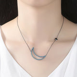 collier demi-lune bleue avec une étoile