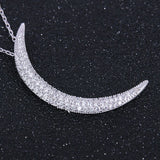 collier demi-lune fin et lumineux