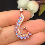 collier pierre de lune en forme d'hippocampe bleu