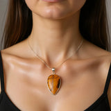 Pendentif Pierre de Lune Goutte, Monture Argentée porté