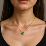 Collier pendentif zircon noir, acier doré porté