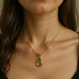 Collier goutte bleue, chaîne serpent argentée porté
