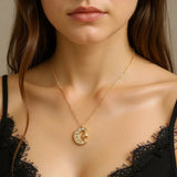 Collier lune et soleil en zircon porté