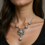 Collier pendentif pierres fines et pierre de lune porté