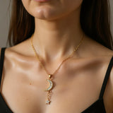 Collier Lune et Étoile Zircons Doré porté