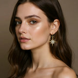 Boucle d'oreille Lune créole dorée zircons porté