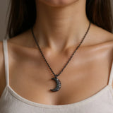 Collier Lune Noire couleur argent porté