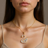 Collier Cygne Zircon Bleu et Rose Or porté