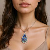 Collier Pendentif Goutte Émail Bleu porté
