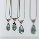 Collier goutte bleue, chaîne serpent argentée
