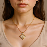 Collier Fleur Zircons Chaîne Dorée porté