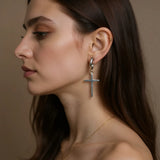 Boucles d'Oreilles Croix couleur argent porté
