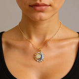 Collier Lune aimanté en acier et zircons porté