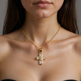 Collier pendentif croix en cristal porté