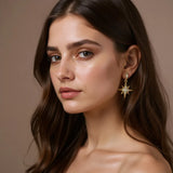 Boucles d'oreilles lune et étoile asymétriques porté