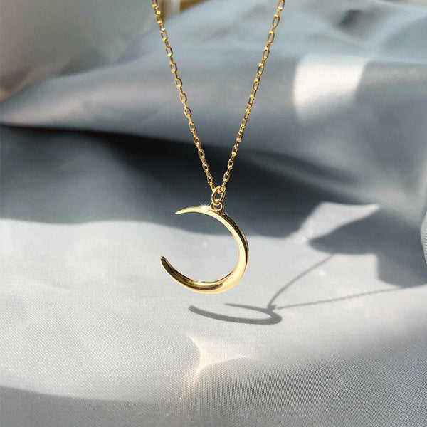 collier demi-lune minimaliste dorée