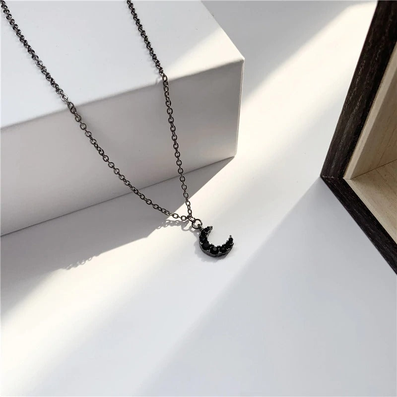 collier demi-lune minimaliste noire