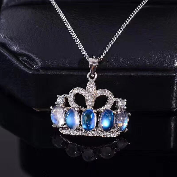 collier pierre de lune avec une couronne bleutée